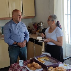 Börek tamamlanmış, sanırım sarma üzerine sanatsal bir değerlendirme yapılıyor.